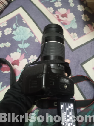 Canon 700d body with zoom lens